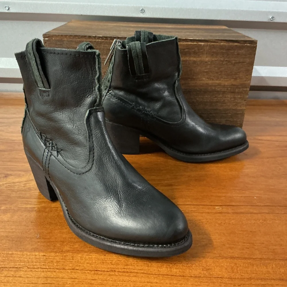 Frye Women Leslie Artisan Black Leather Boho Cowgirl Zip Ankle Boot Size 6.5